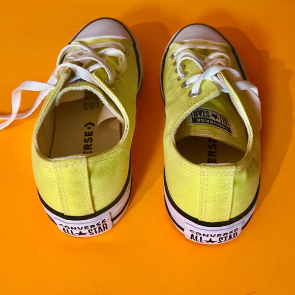 SOLD! Like new Unisex Converse Chuck Taylors - Picture 3 of 4